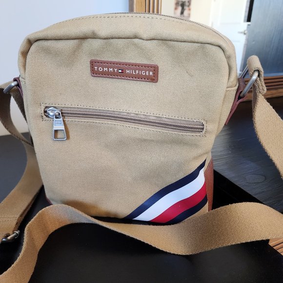 Beige Tommy Hilfiger Travel/Passport Bag Used Once - Picture 1 of 5